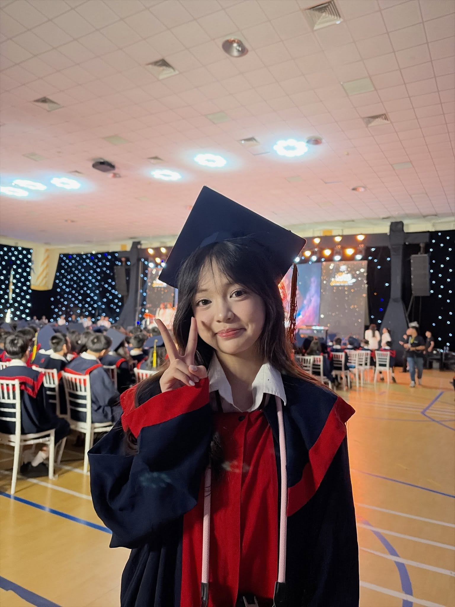 Bức ảnh chụp tại lễ tốt nghiệp cho thấy sự trưởng thành rõ nét của nữ diễn viên nhí sau nhiều năm hoạt động nghệ thuật.