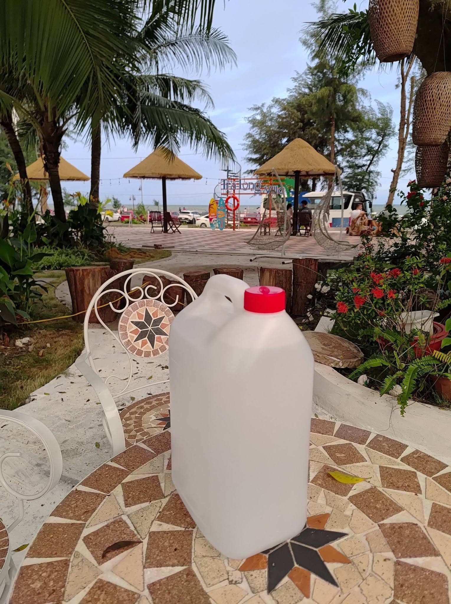 Mới cho con về quê 2 ngày, nhìn ảnh ông cháu check-in mà tôi hết hồn, muốn lao về đón con ngay lập tức