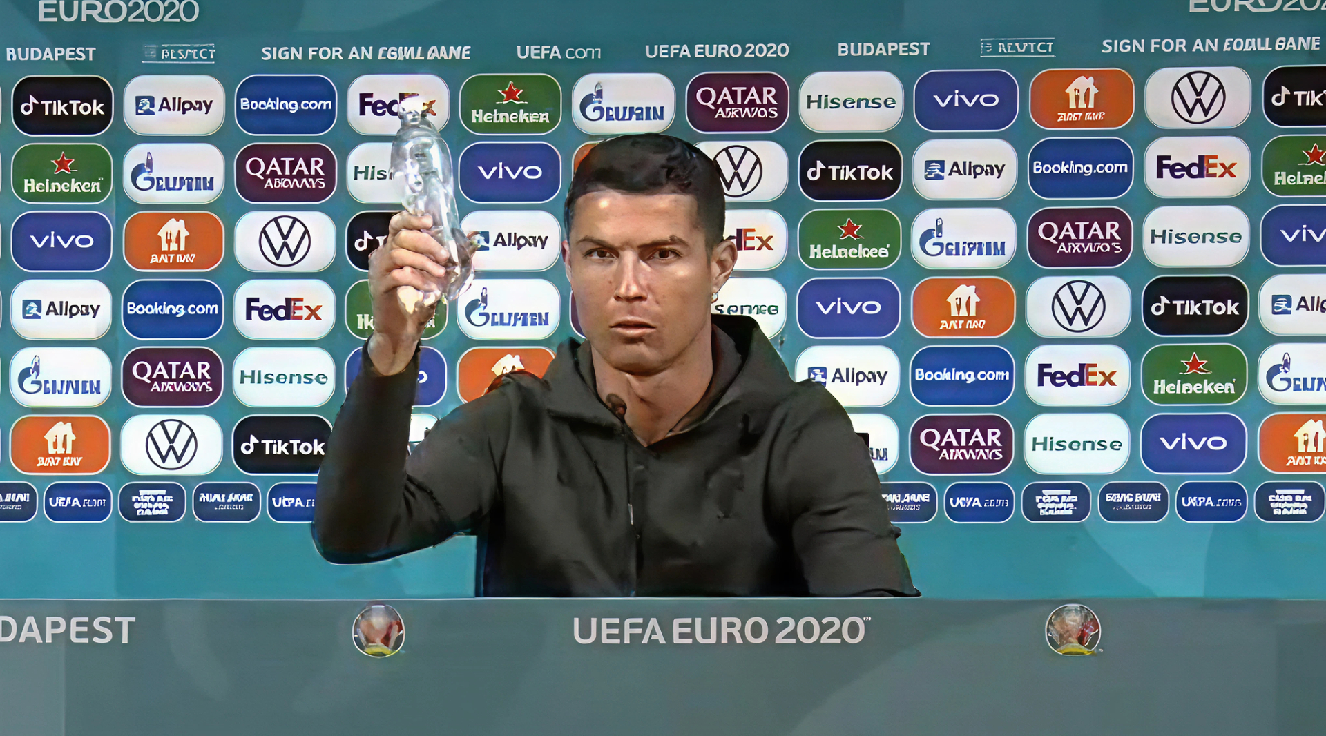 CR7: Anh tôi đấy. Không uống Coca, tập trung bóng đá, mua nhà COCOBAY