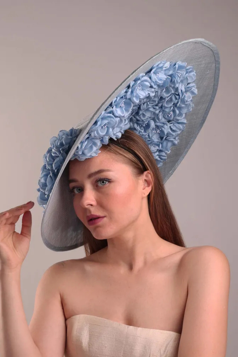 Bí mật đằng sau những chiếc mũ rộng vành giá triệu đô xuất hiện tại Giải đua ngựa của Hoàng gia Anh