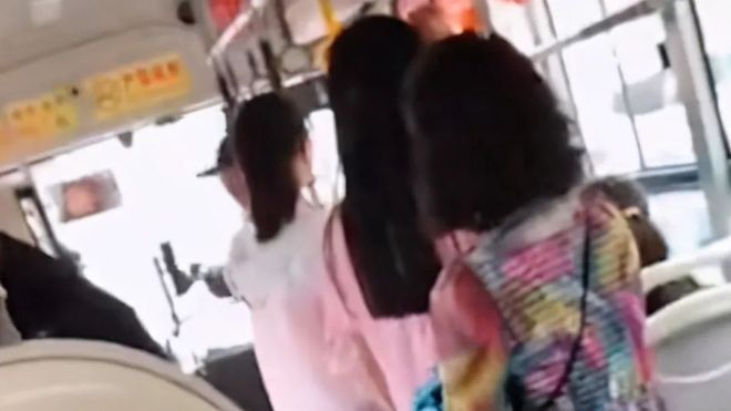 Sau khi đoạn tin được phát sóng, nhiều người lên án cách hành xử của người mẹ.