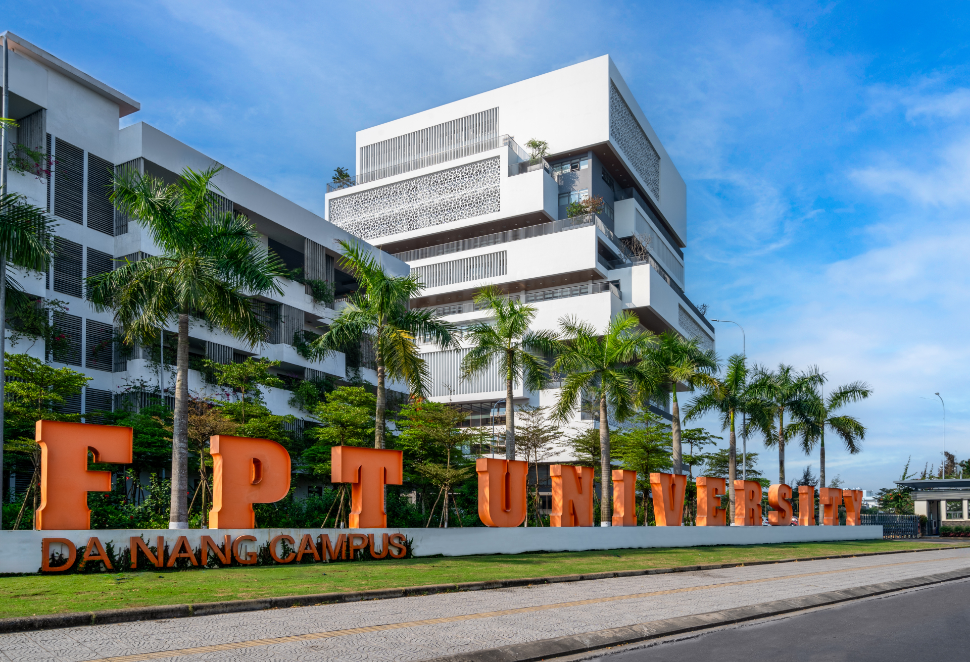 Điểm danh loạt trường đại học đào tạo ngành Ngôn ngữ xịn sò, mở ra cơ hội toàn cầu cho 2k8