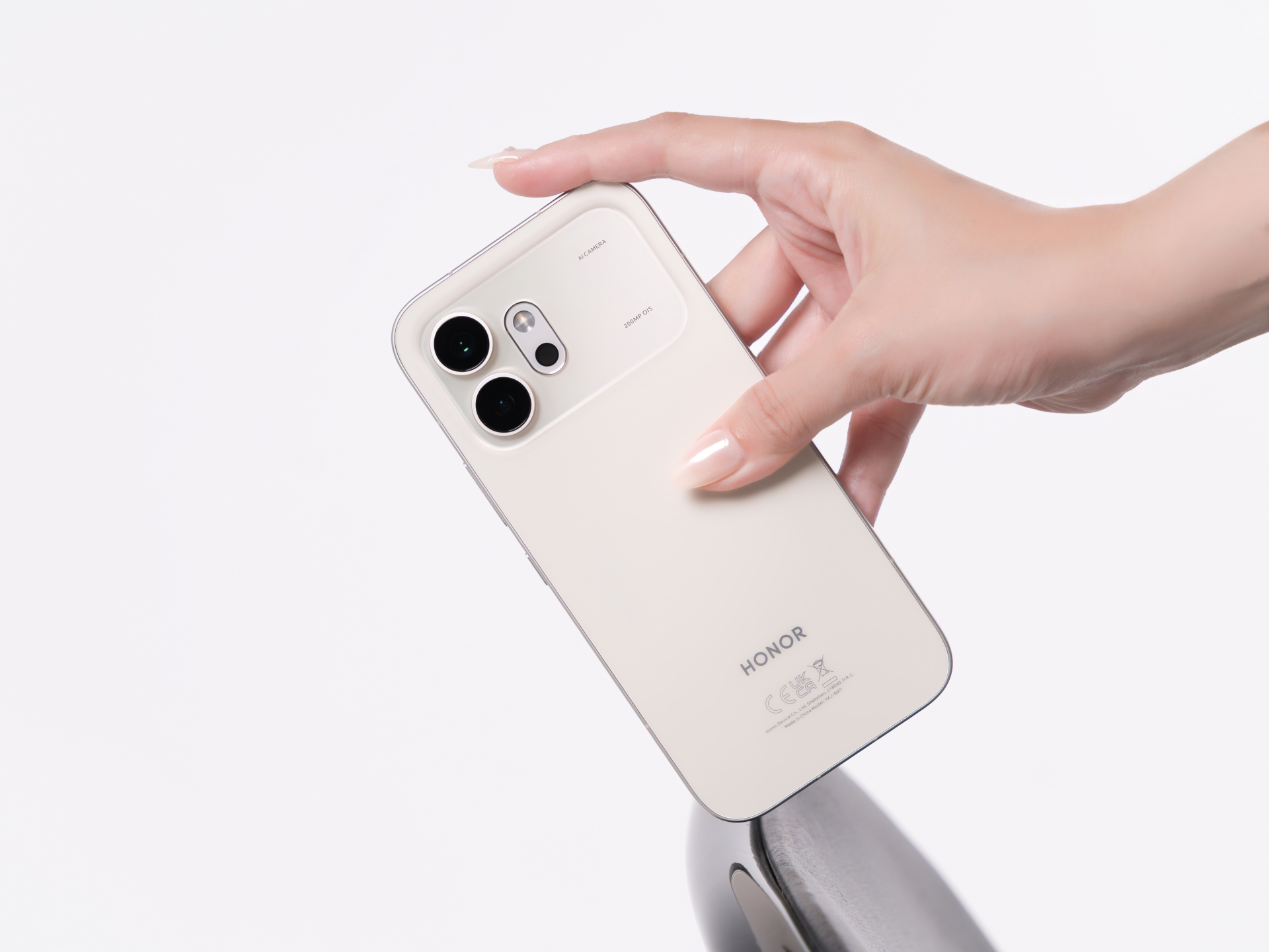HONOR 600 Series còn được trang bị camera chính 200MP kết hợp công nghệ chống rung đạt chuẩn CIPA 6.0 (ở phiên bản HONOR 600) và CIPA 6.5 (ở phiên bản HONOR 600 Pro)