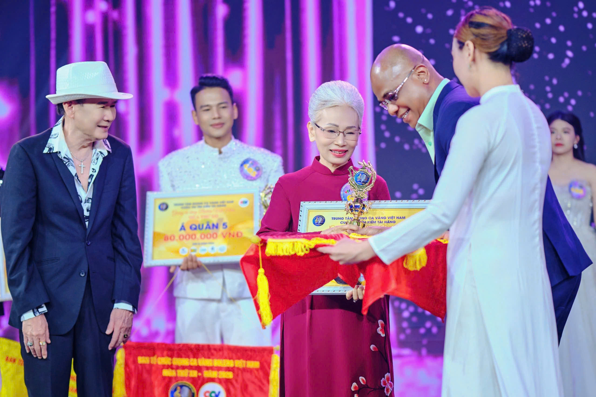 Thí sinh lớn tuổi nhất Phạm Ánh Phương đạt giải Á quân Giọng ca vàng Bolero