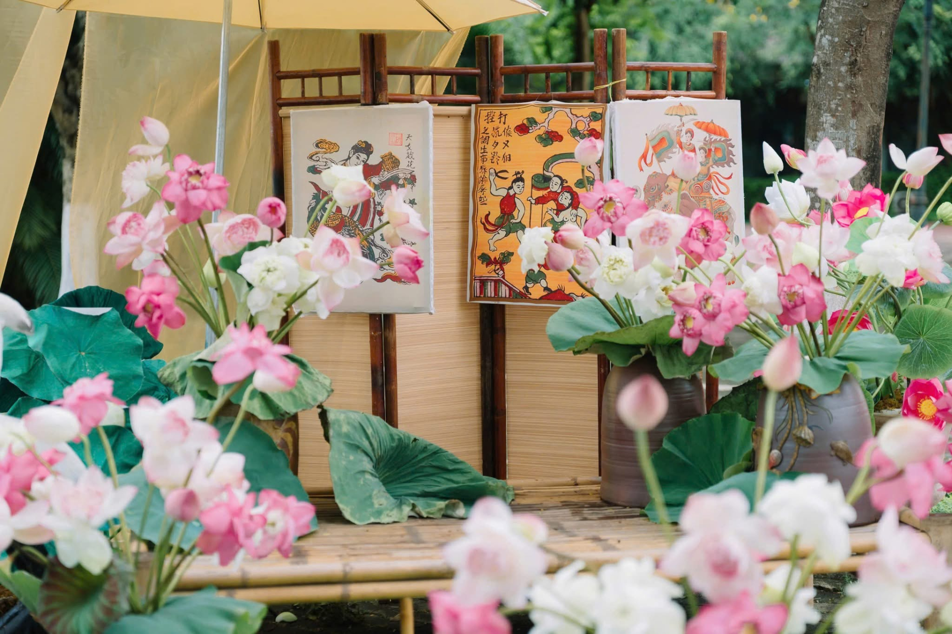 Một trường đại học ở Hà Nội biến hồ sen thành “studio” thơ mộng cho sinh viên check-in
