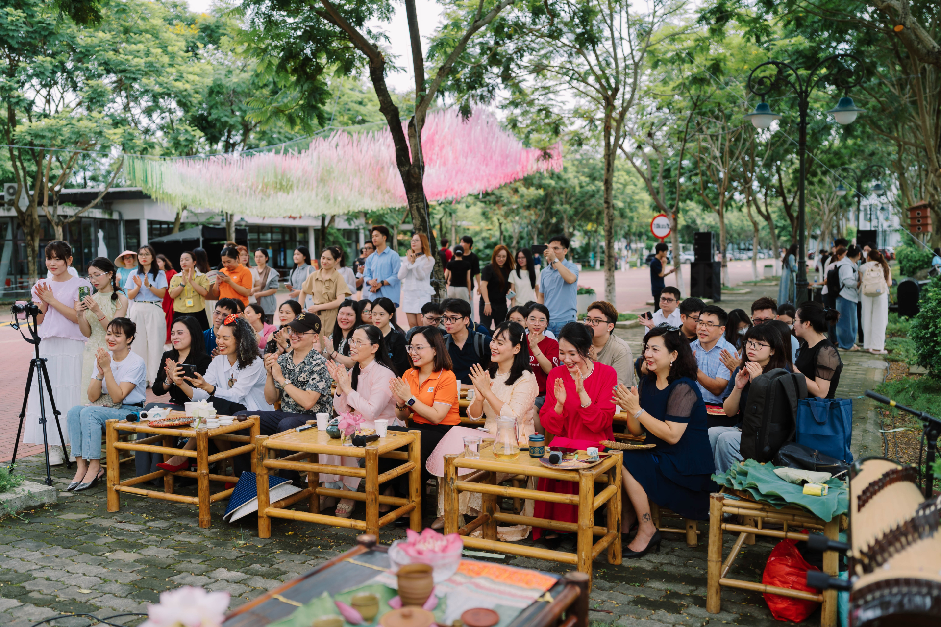 Một trường đại học ở Hà Nội biến hồ sen thành “studio” thơ mộng cho sinh viên check-in