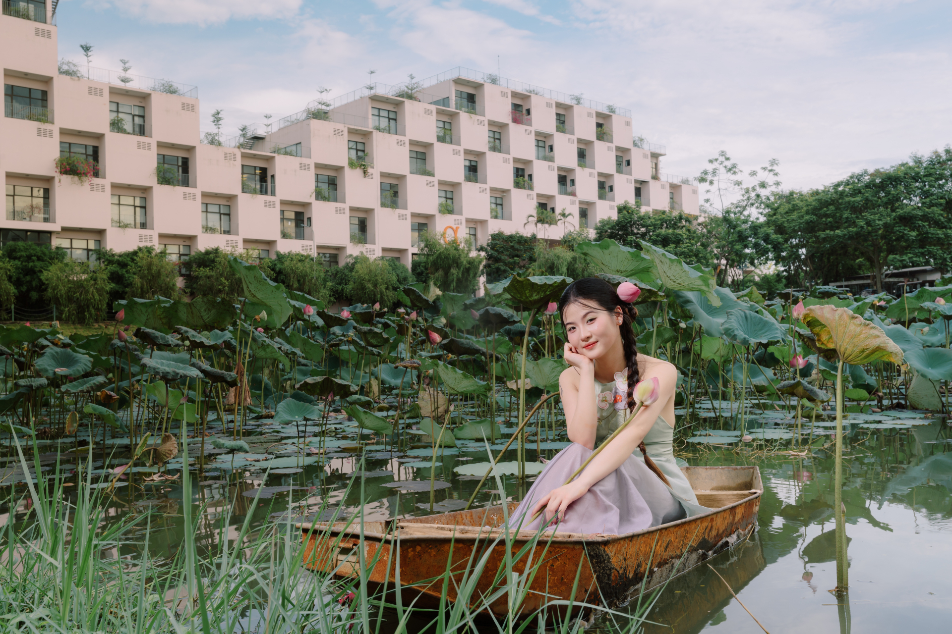 Một trường đại học ở Hà Nội biến hồ sen thành “studio” thơ mộng cho sinh viên check-in