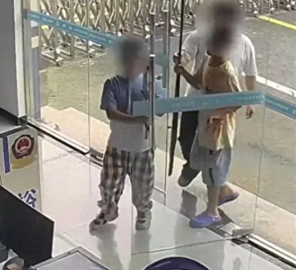 Hai đứa trẻ cầm khẩu súng giả bước vào đồn cảnh sát, thẽ thọt hỏi 1 câu khiến tất cả mọi người cười chảy nước mắt