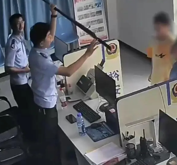 Hai đứa trẻ mang súng đến giao nộp cho cảnh sát