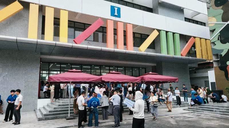 Trường THPT công lập đang khiến phụ huynh xếp hàng dài 3 hôm nay: Năm đầu thành lập, học sinh thi 18 điểm trở lên đủ điều kiện xét tuyển