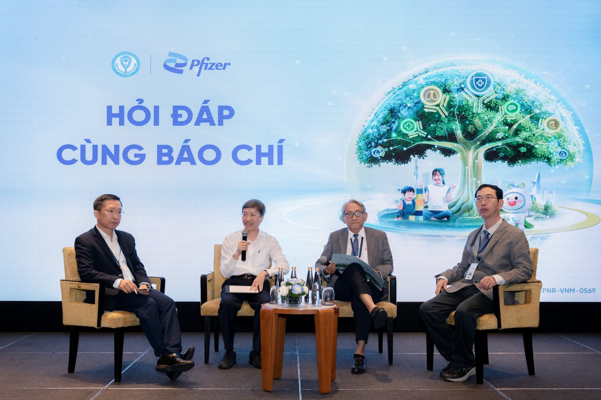 Toàn cảnh tọa đàm khoa học chia sẻ và cập nhật thông tin y khoa về bệnh do phế cầu khuẩn ở trẻ em 