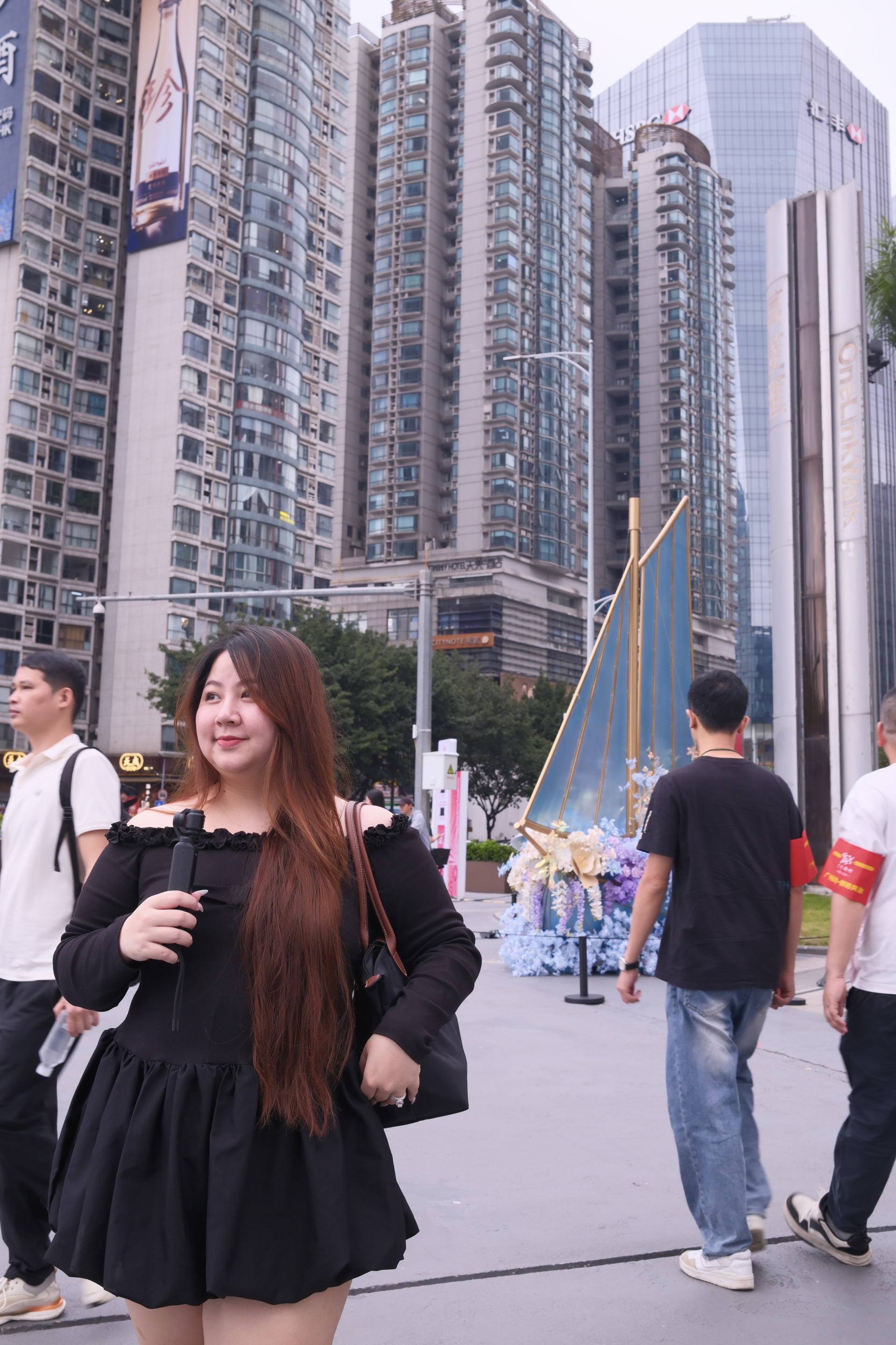 Sandy Hoài Trâm cho rằng việc dám giao tiếp và sử dụng tiếng Anh trong thực tế đã giúp mở ra nhiều cơ hội nghề nghiệp và kết nối quốc tế.