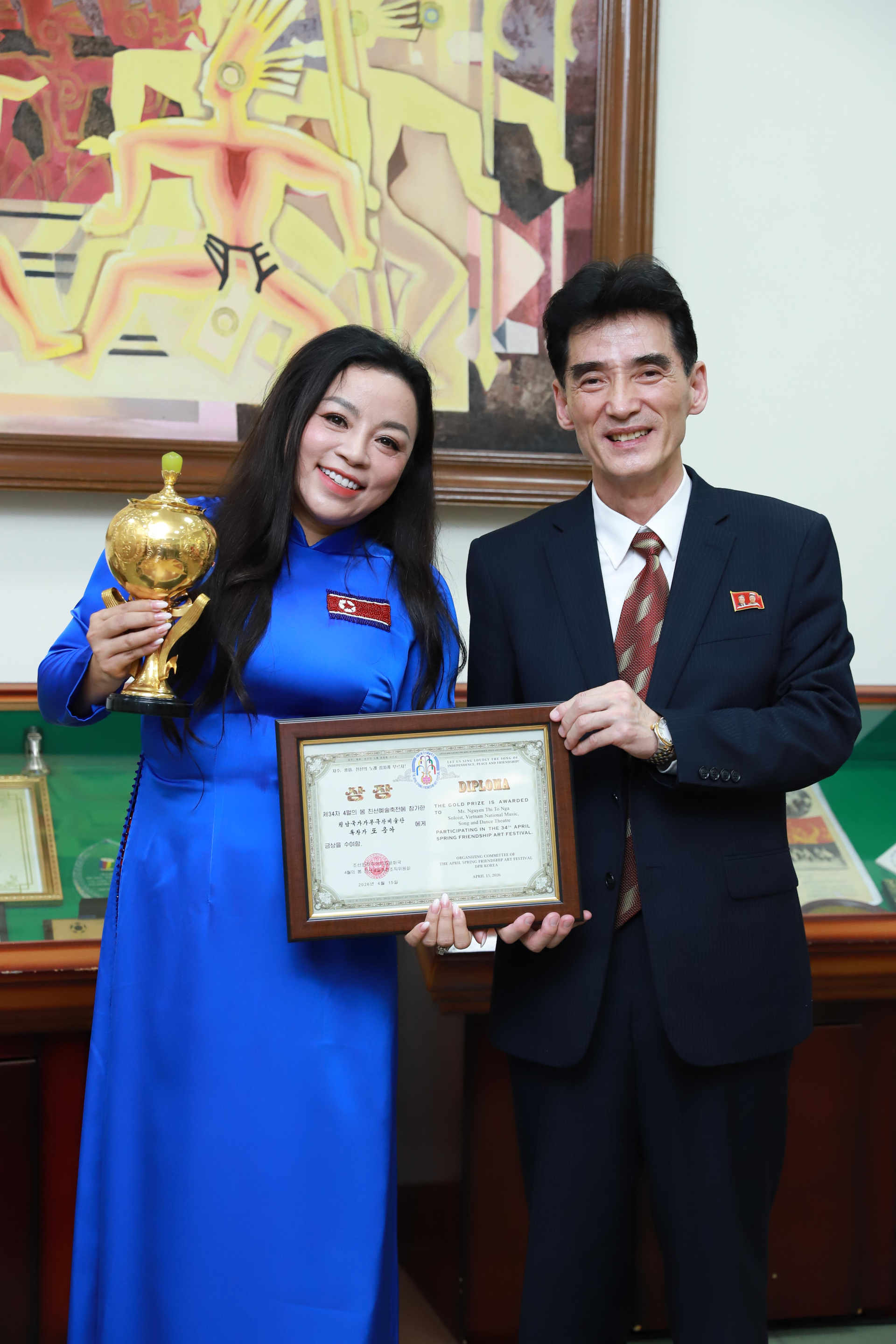 NSƯT Tố Nga xuất sắc giành Cúp Vàng tại Liên hoan Nghệ thuật Hữu nghị Mùa xuân Tháng Tư