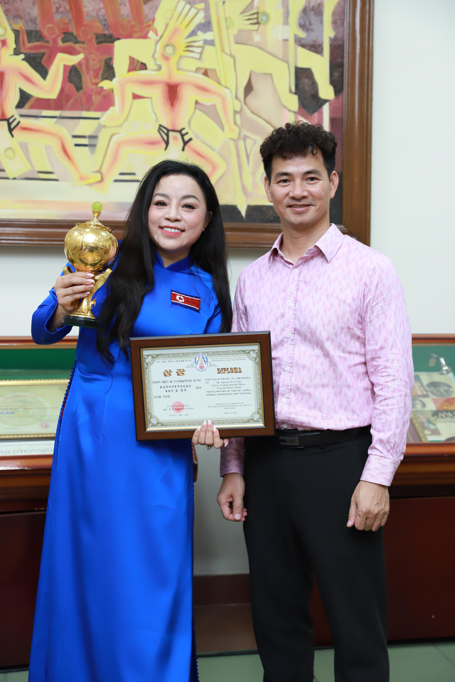 NSƯT Tố Nga xuất sắc giành Cúp Vàng tại Liên hoan Nghệ thuật Hữu nghị Mùa xuân Tháng Tư