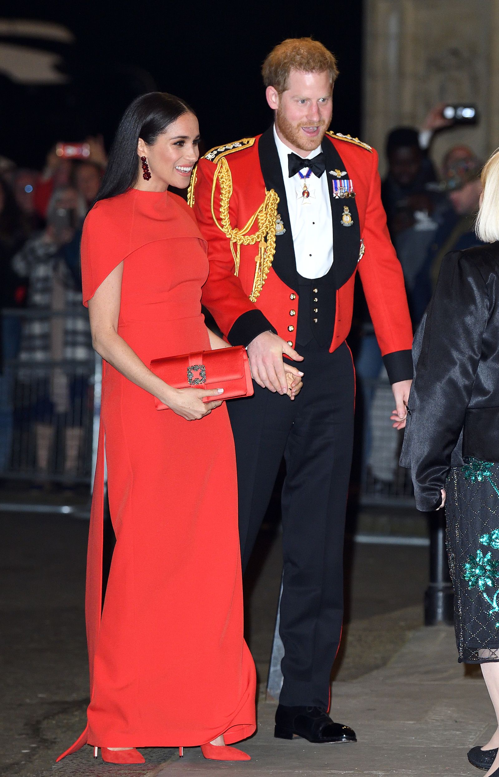 Công chúa Eleonore của Bỉ diện đầm hệt Meghan Markle, đội vương miện lần đầu đẹp đến nghẹt thở