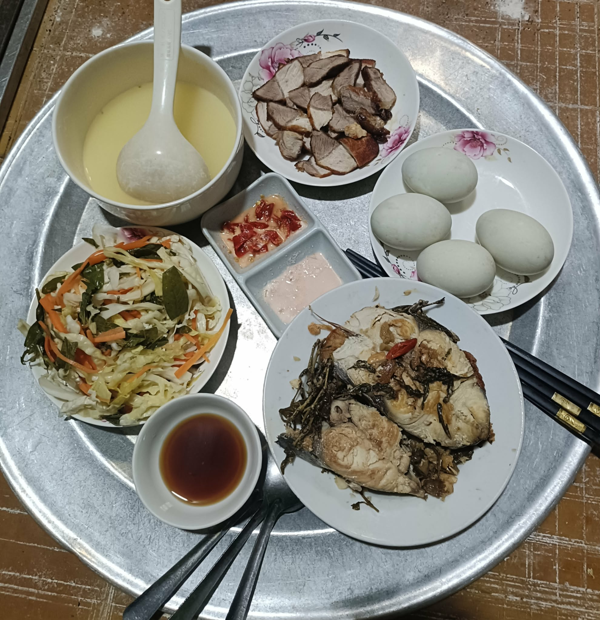 Đăng mâm cơm lên mạng, con dâu vô tình khiến mẹ chồng tổn thương