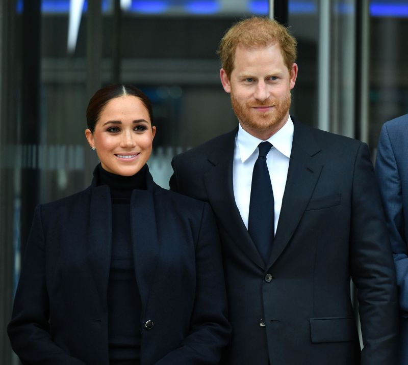 Chuyến hồi hương nhiều toan tính của vợ chồng Harry