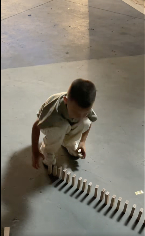 Đoạn video tuy ngắn nhưng đủ để nhiều phụ huynh dành lời khen cho cách nữ ca sĩ đồng hành cùng các con. 