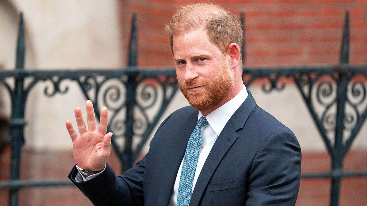 Chuyến hồi hương nhiều toan tính của vợ chồng Harry