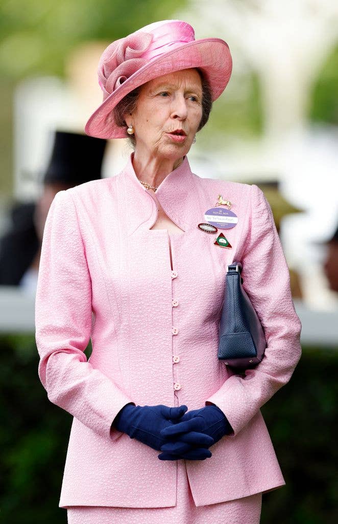 Năm nay, Vương nữ diện bộ vest màu hồng nhạt đến sự kiện Royal Ascot, giống như bộ trang phục bà đã từng mặc cách đây 25 năm.