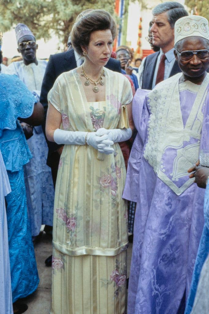    Anne đã mặc chính chiếc váy đó trong chuyến đi đến Gambia năm 1984.    