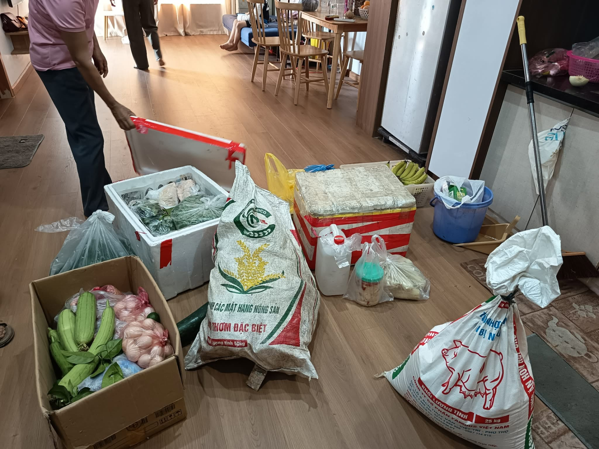Dặn con không được mở cửa cho ai, giữa trưa về nhà đập vào mắt tôi là cảnh tượng hú hồn