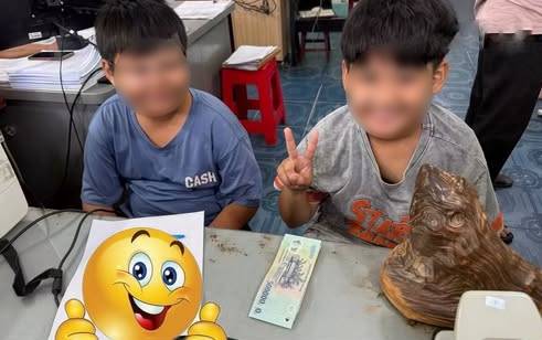 Lòng tốt của 2 đứa trẻ bị nhiều người lớn cười cợt