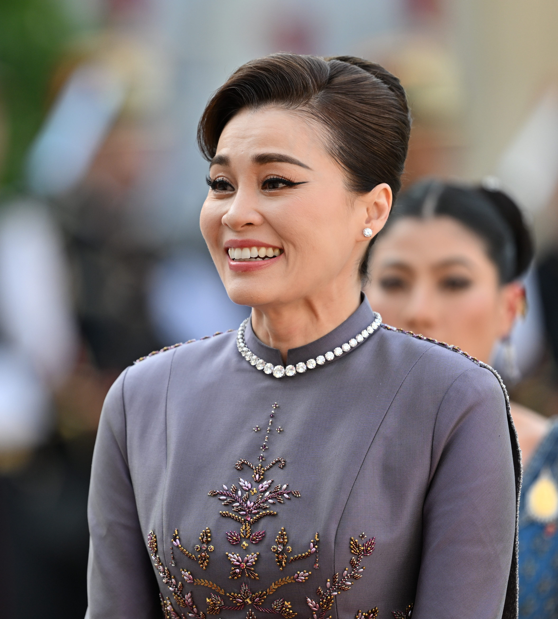 Hoàng hậu Suthida gây chú ý với chiếc vòng cổ kim cương hơn 100 năm tuổi