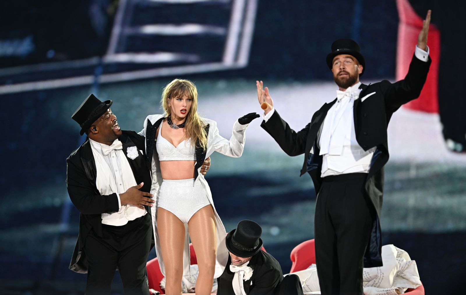 Thân vương William không dự đám cưới của Taylor Swift và Travis Kelce, nhưng lại khiến người hâm mộ bất ngờ với màn xuất hiện đặc biệt