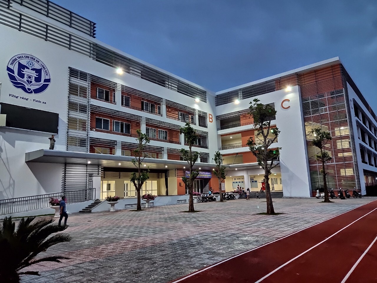 TIN VUI: Một trường cấp 2 công lập CLC 