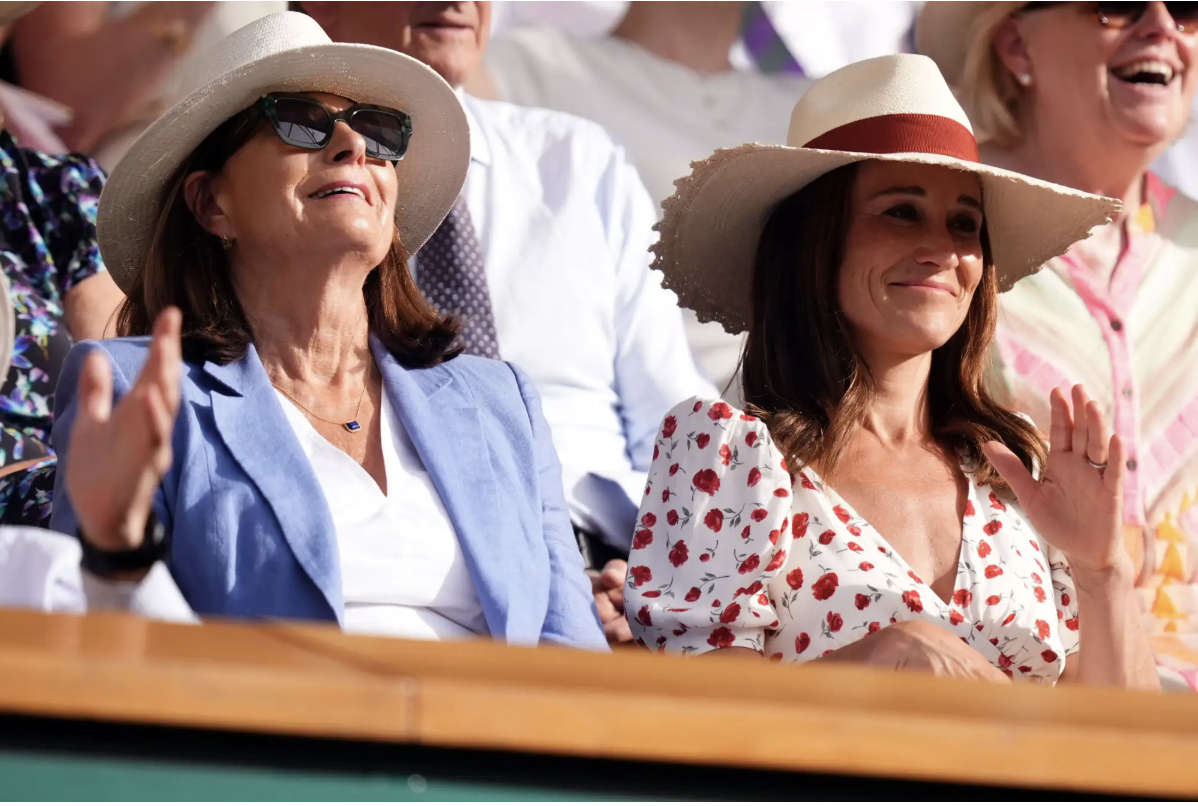 Mẹ và em gái Vương phi Kate cùng xuất hiện tại Wimbledon, trong khi cô thực hiện nhiệm vụ Hoàng gia cách đó chỉ hơn 11 km