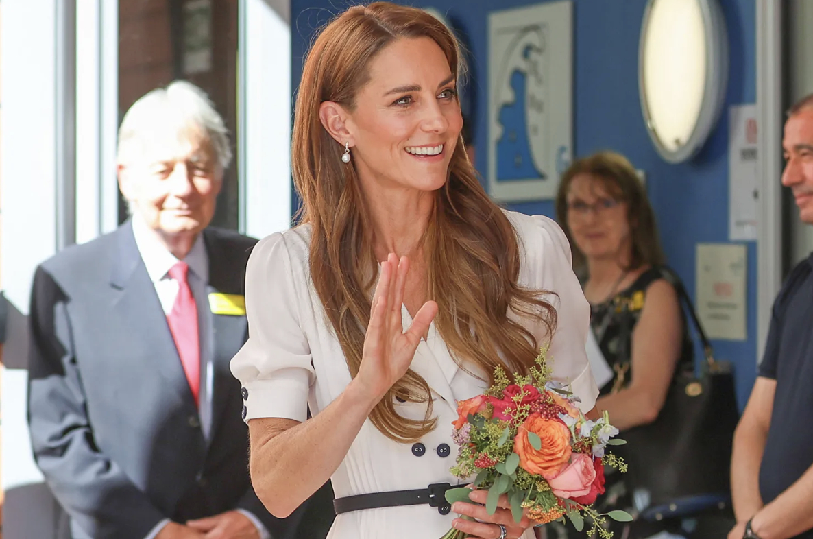 Mẹ và em gái Vương phi Kate cùng xuất hiện tại Wimbledon, trong khi cô thực hiện nhiệm vụ Hoàng gia cách đó chỉ hơn 11 km