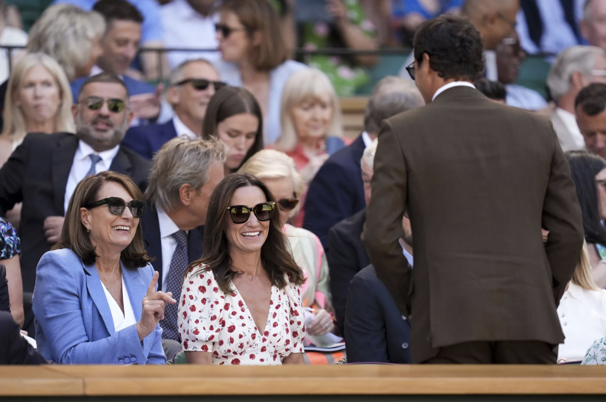 Mẹ và em gái Vương phi Kate cùng xuất hiện tại Wimbledon, trong khi cô thực hiện nhiệm vụ Hoàng gia cách đó chỉ hơn 11 km