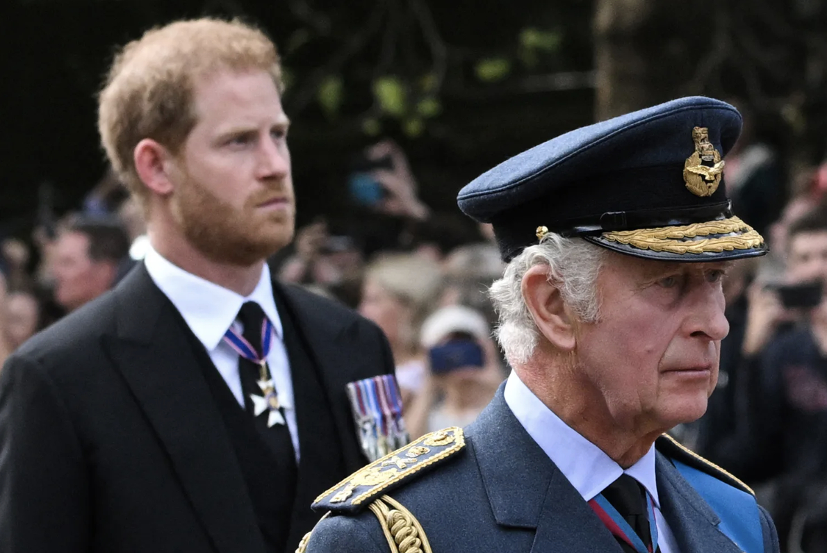 Vương tử Harry bất ngờ không được ở Cung điện Buckingham dù đã đồng ý lời mời, chuyến trở về Anh tiếp tục vướng tranh cãi