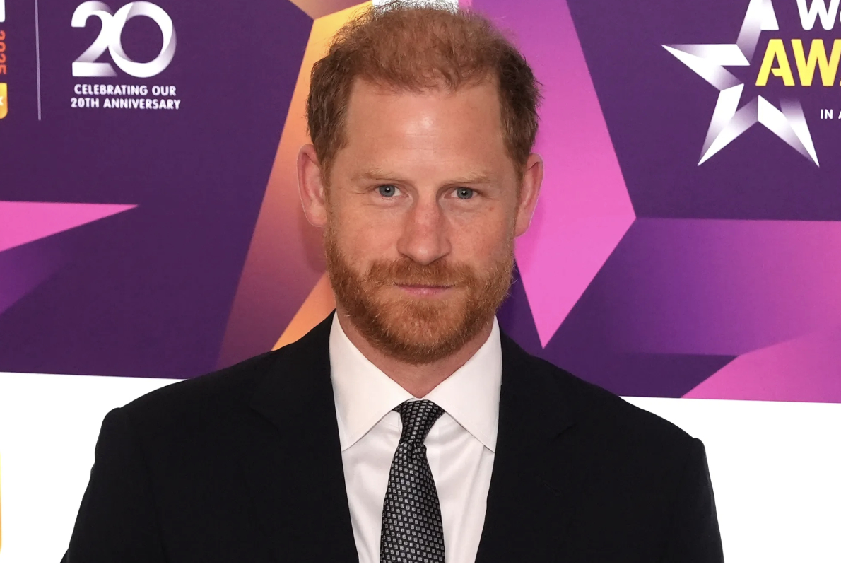 Vương tử Harry bất ngờ không được ở Cung điện Buckingham dù đã đồng ý lời mời, chuyến trở về Anh tiếp tục vướng tranh cãi