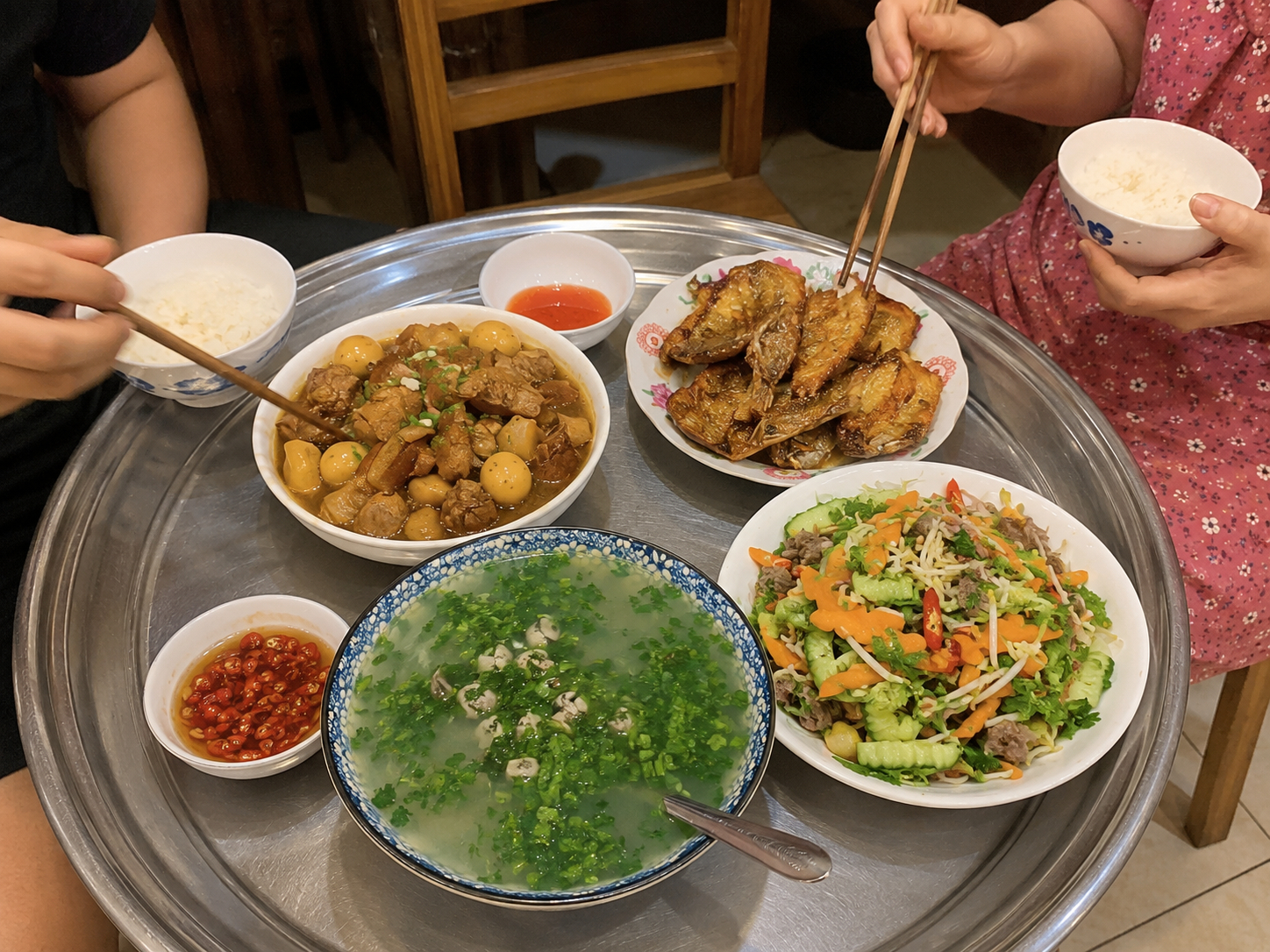 Đến nhà con gái đúng bữa, nhìn mâm cơm tối nhà nó tôi đã hiểu vì sao con rể luôn sợ vợ đến cực đoan