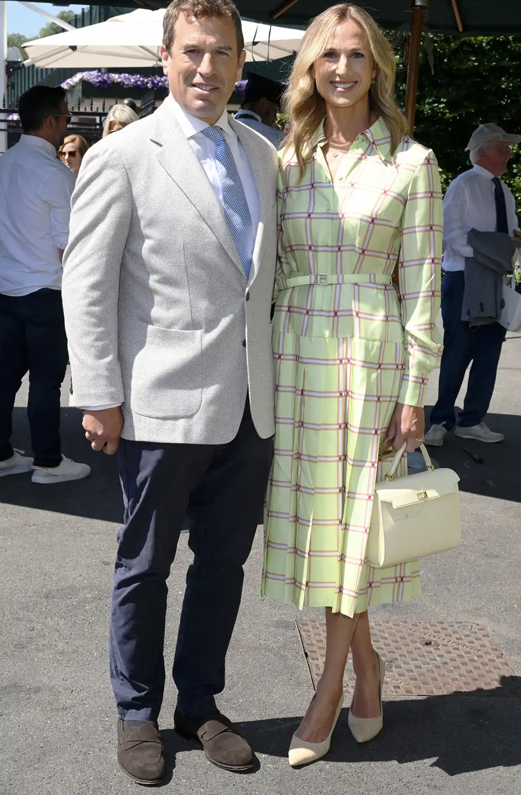 Harriet Sperling diện trang phục từ chính nhà thiết kế váy cưới khi cùng Peter Phillips xuất hiện tại Wimbledon