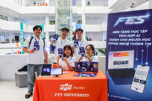 Nhóm sinh viên sáng lập dự án FTES.
