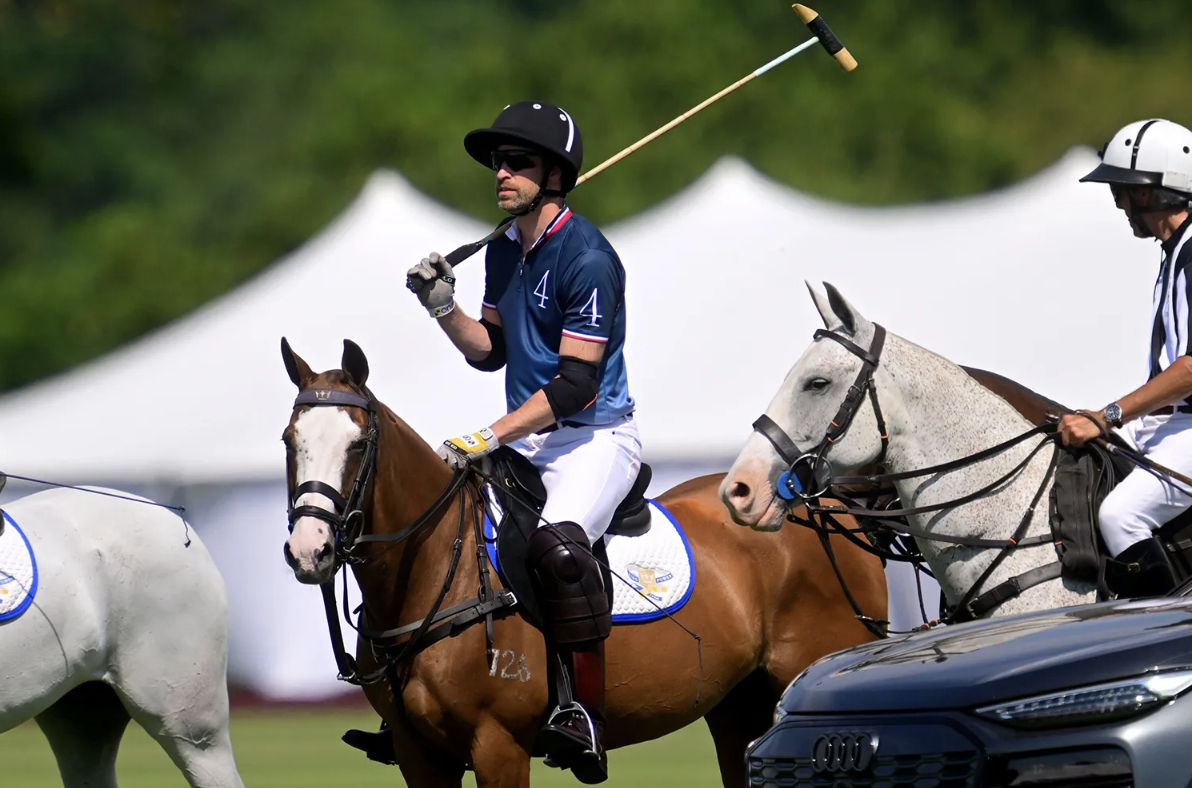 Vương phi Kate gây chú ý với diện mạo mùa hè hiếm thấy khi cổ vũ Thân vương William thi đấu polo từ thiện