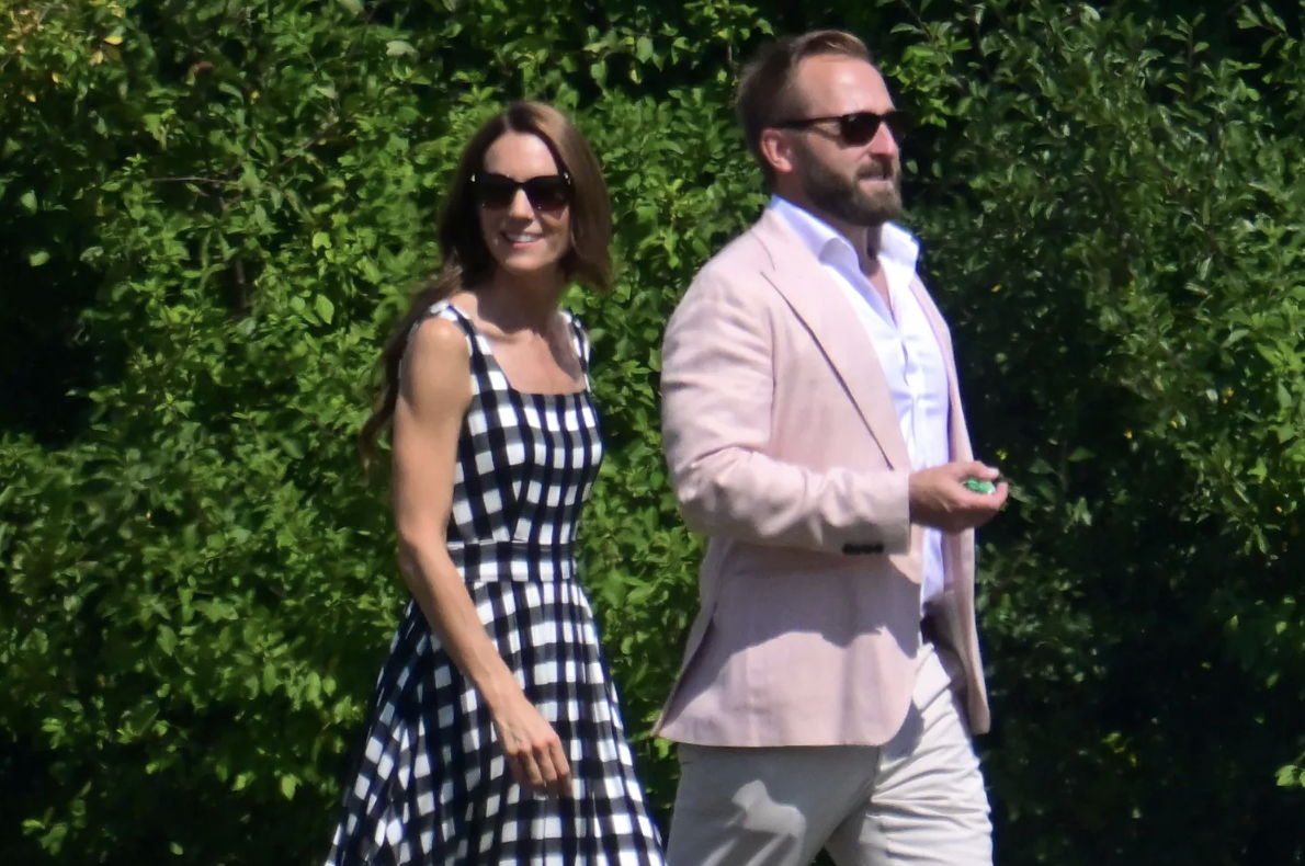 Vương phi Kate gây chú ý với diện mạo mùa hè hiếm thấy khi cổ vũ Thân vương William thi đấu polo từ thiện