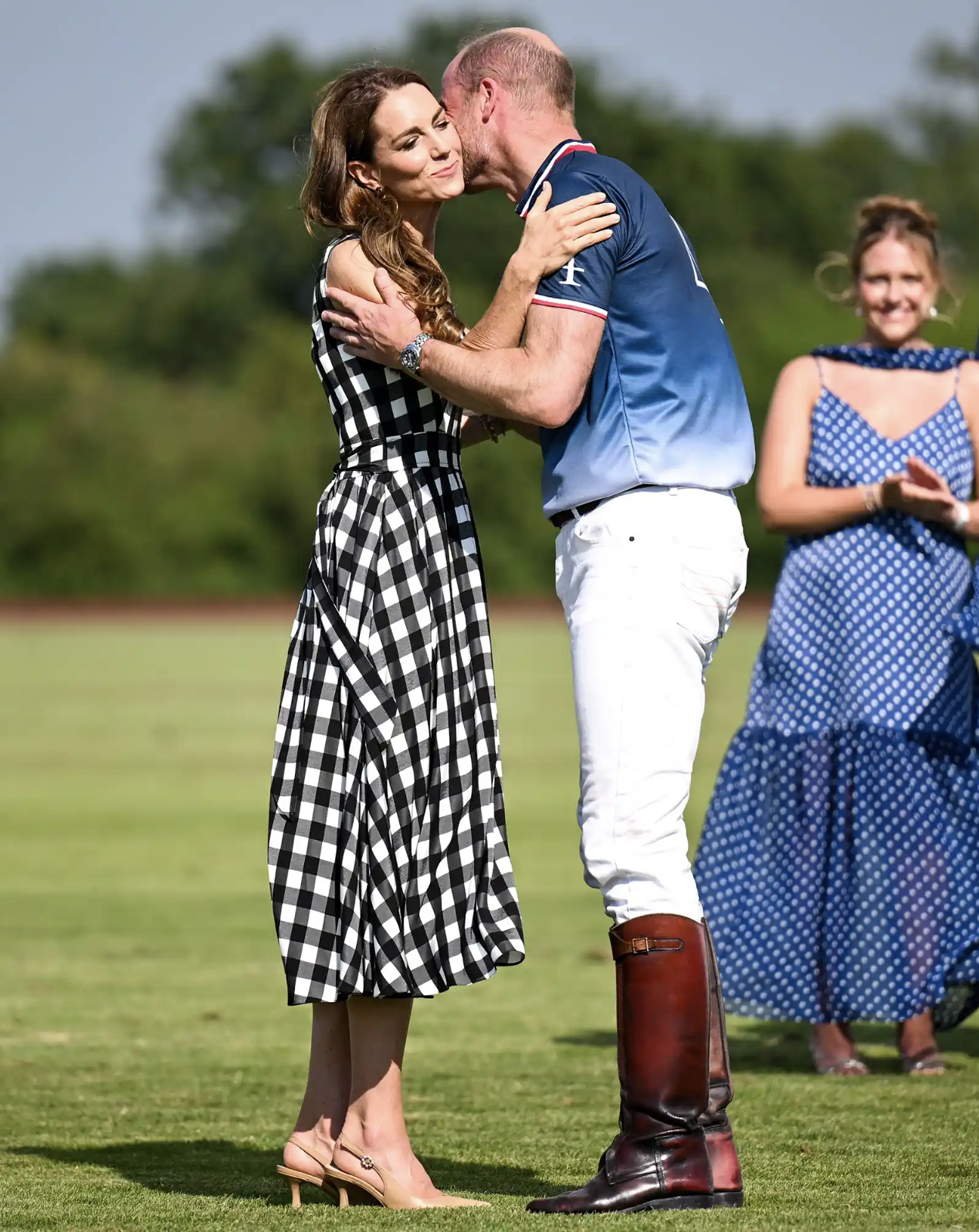 Vương phi Kate gây chú ý với diện mạo mùa hè hiếm thấy khi cổ vũ Thân vương William thi đấu polo từ thiện