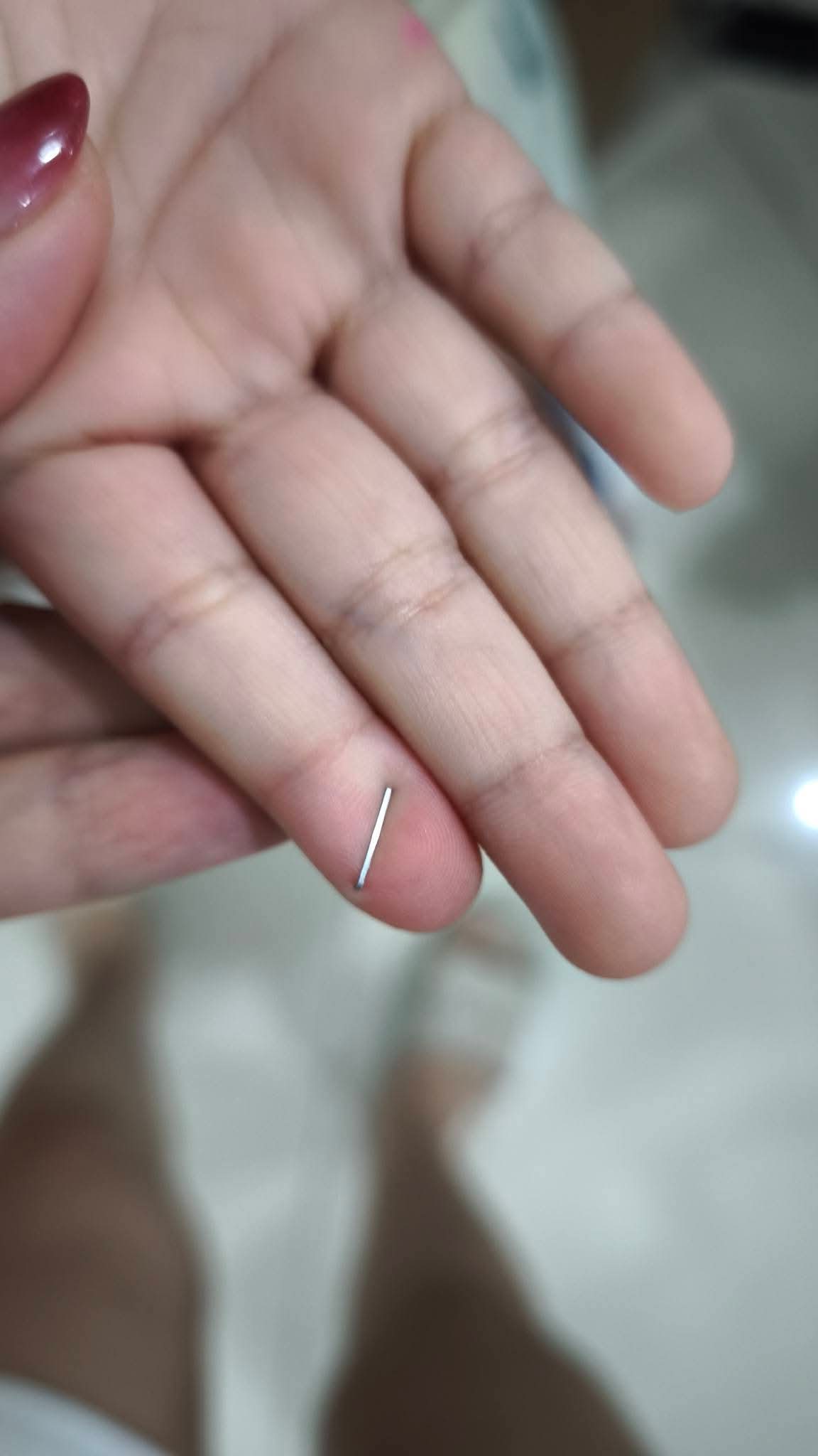 Đưa con lên công ty, chỉ vài giây mải làm mẹ