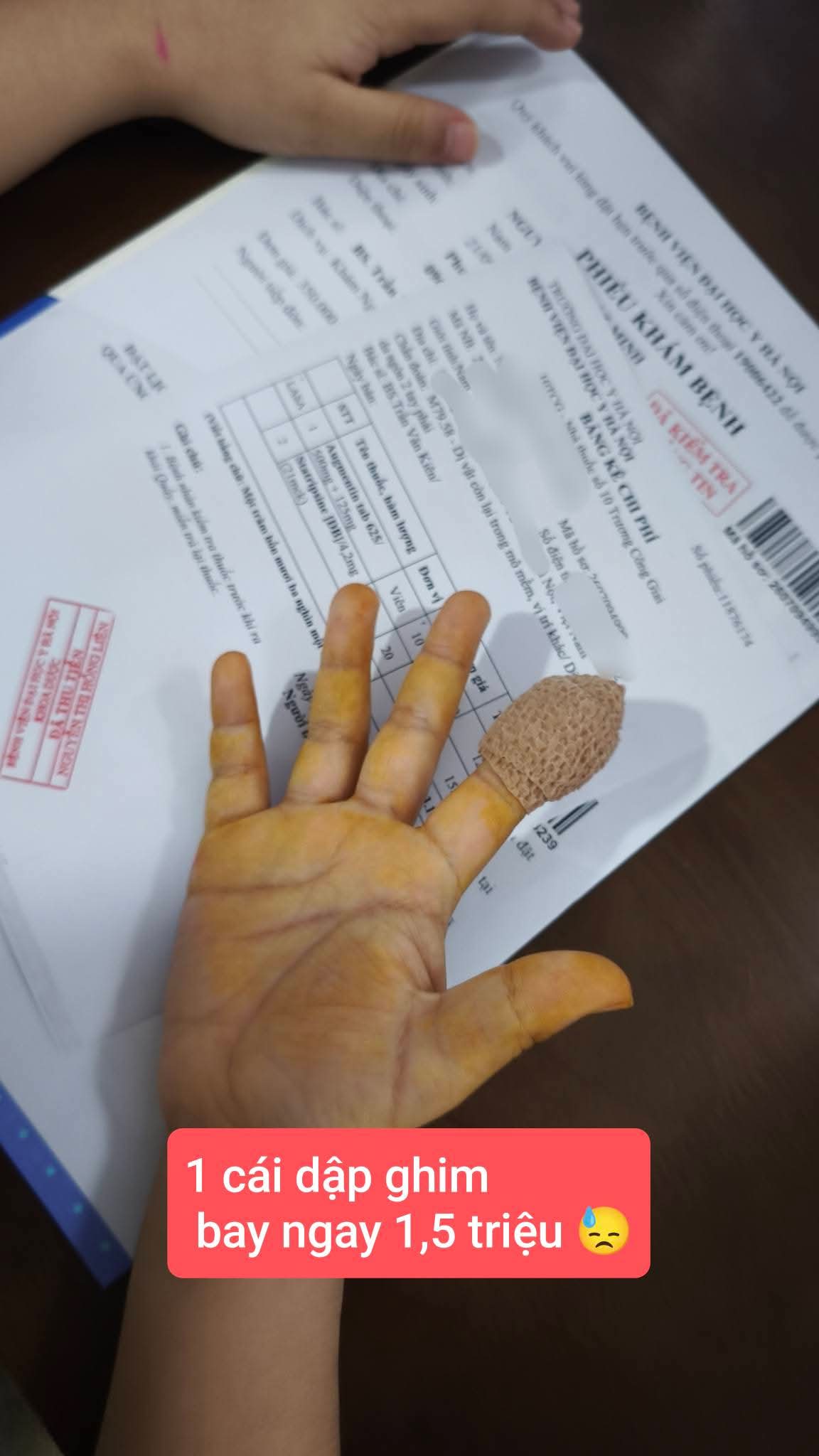 Đưa con lên công ty, chỉ vài giây mải làm mẹ