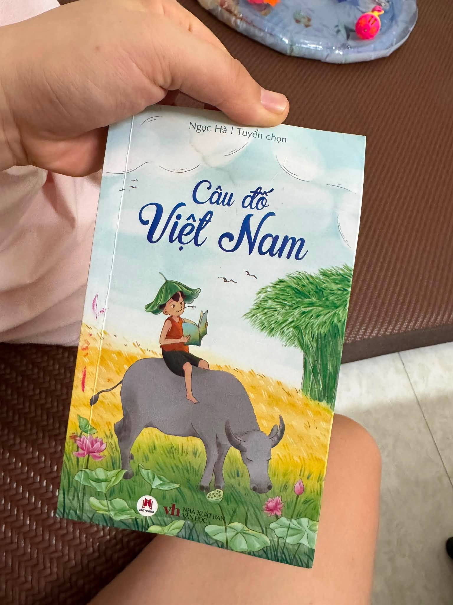 Mua sách về đọc cho con, mẹ Hà Nội tá hỏa vì một câu đố