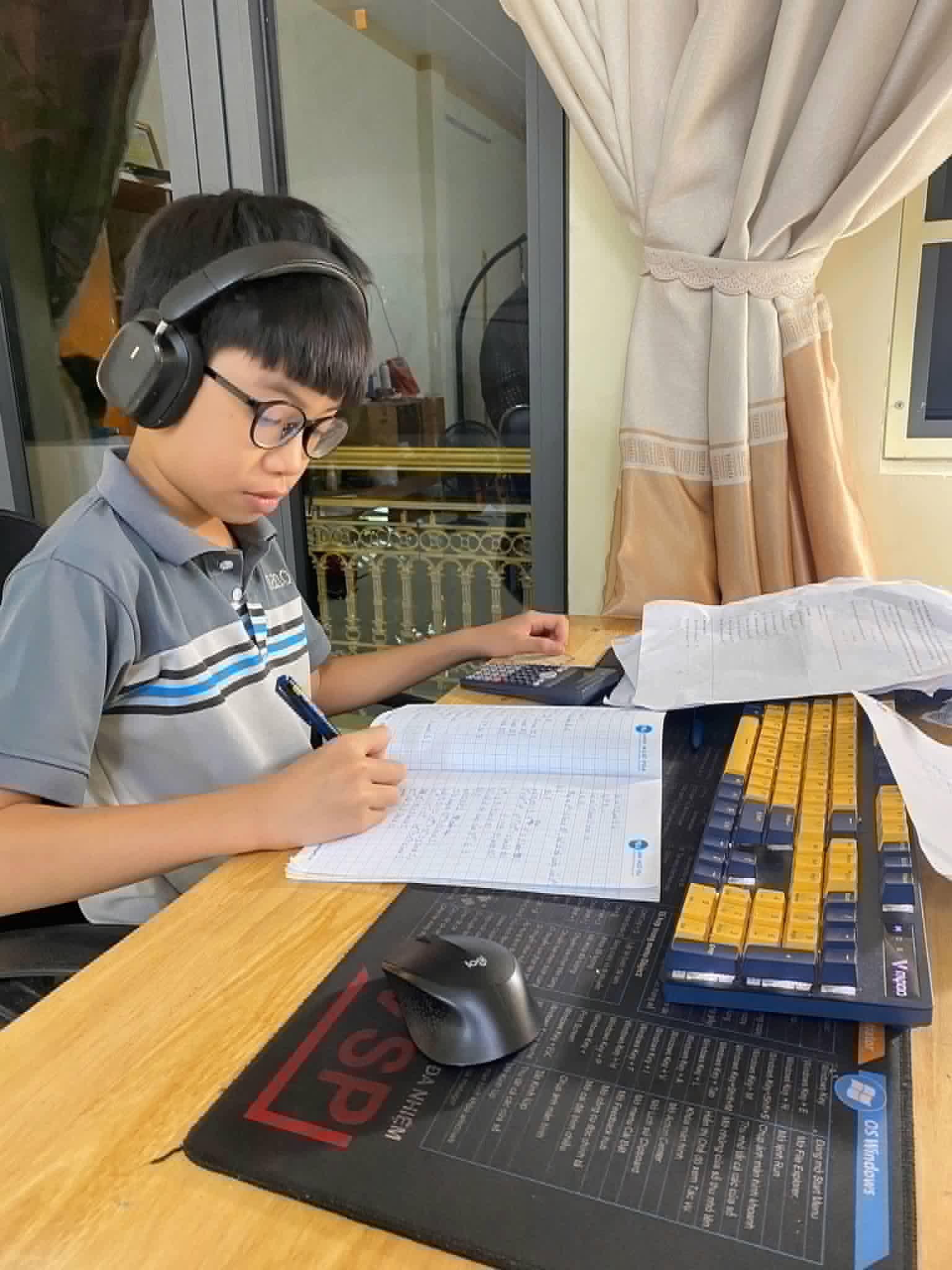 Trong quá trình học tập, Bách luôn yêu thích Toán, Tiếng Anh và Tin học. 