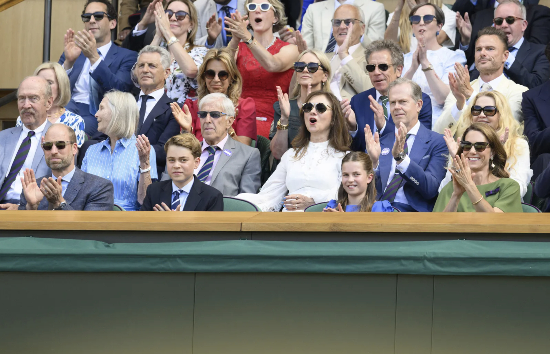 Chiếc vòng nhỏ của Công chúa Charlotte ở Wimbledon hóa ra chứa cả một câu chuyện về Công nương Diana