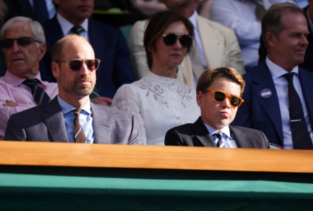 Vì sao Hoàng tử George phải mặc vest, thắt cà vạt giữa trời hơn 30 độ khi đến Wimbledon?