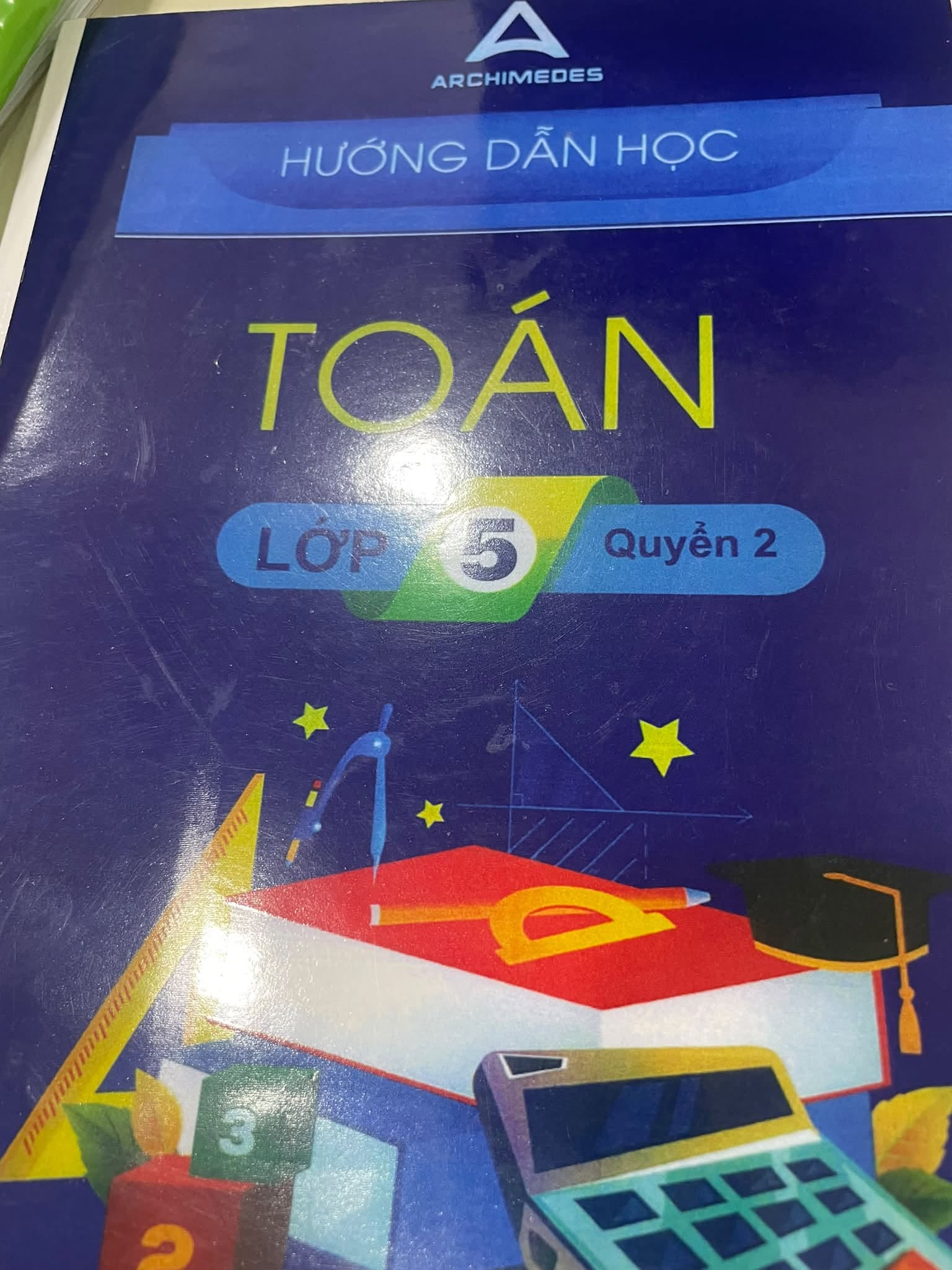 Chị còn cho con luyện thêm với bộ sách Archimedes Toán lớp 5 để củng cố kiến thức.