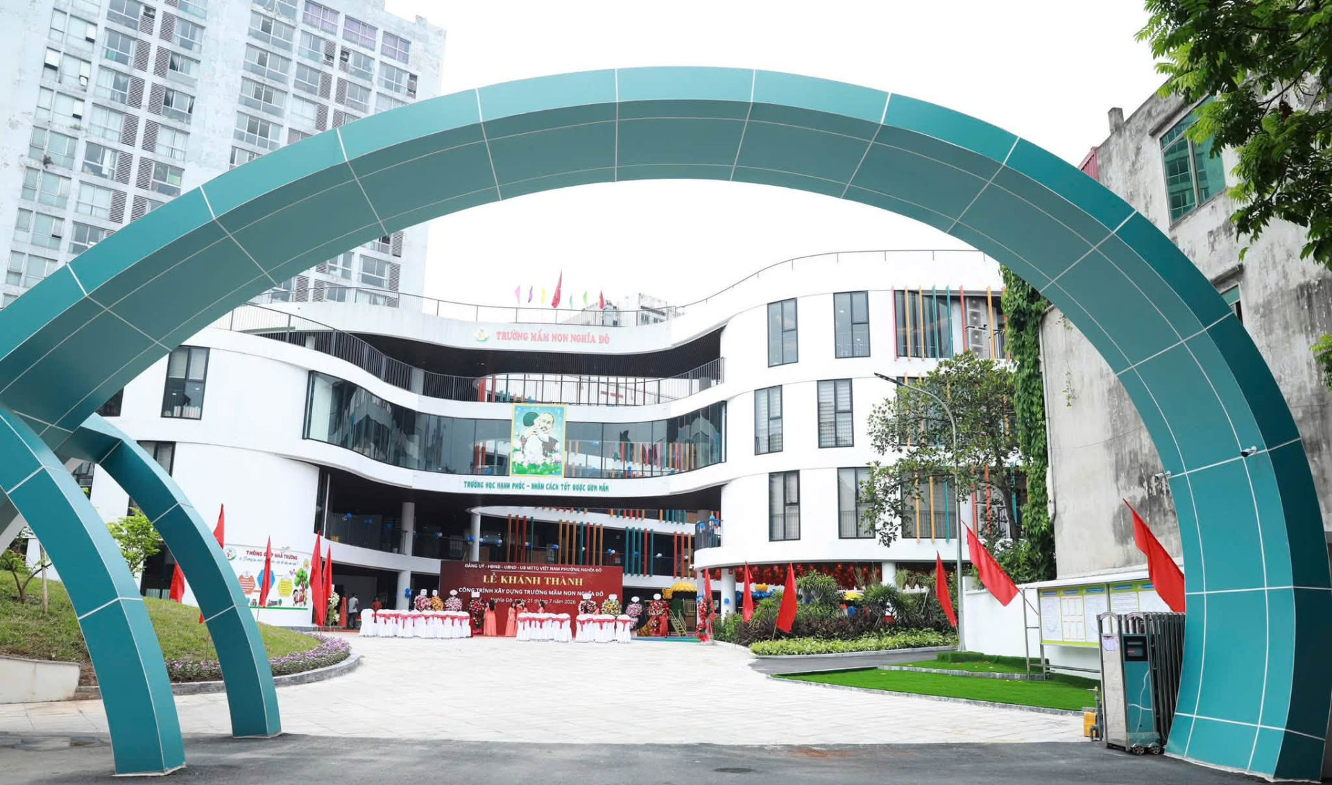 Trường Mầm non công lập mới khánh thành hôm qua ở Hà Nội: Được đầu tư hơn 160 tỷ, kiến trúc uốn lượn sắc màu, trẻ nhìn là mê!