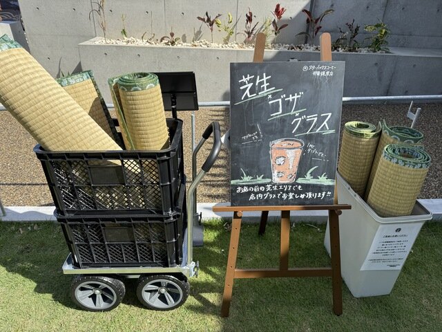 Starbucks phát chiếu cho khách ngồi: Chiêu giữ chân khách hay để đỡ 